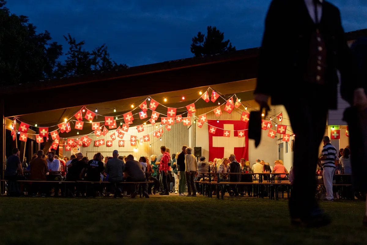 Zum Bundesfeiertag wurde in Fehraltorf auf dem Areal Heiget-Huus stimmungsvoll dekoriert. Blick auf das Areal Heiget-Huus.